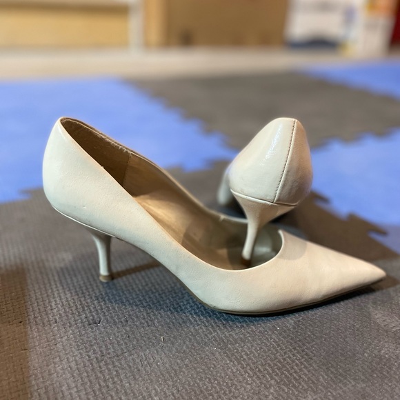 Le Chateau nude heels - Picture 3 of 3